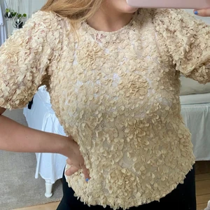 Blus - En gullig blus som är i mycket fint skick.❣️