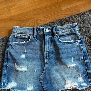 Helt oanvänd jeanskjol - Säljer denna helt oanvända jeanskjol från zara. Skriv för mer info