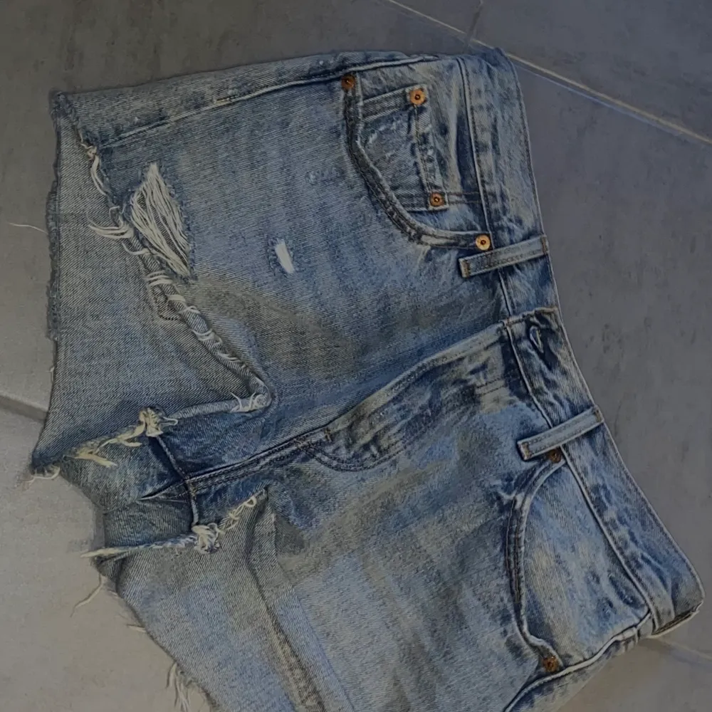 Ett par jeansshorts från Levis i gott skick. Storleken är lite svår att urskilja men något mellan S/M. Shorts.