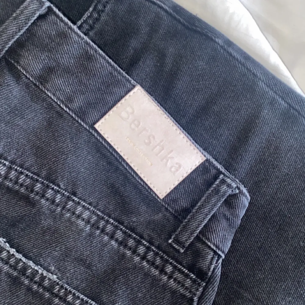 Snygga jeans med hål i knäna💕Säljer pga att de inte kommer till användning. Står ingen storlek på byxorna men skulle tro att de är i strl M. Men passar förmodligen S-L beroende på hur man vill att de ska sitta☺️. Jeans & Byxor.