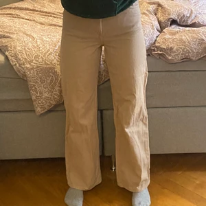 Yoko jeans - Säljer dessa fina beiga Yoko jeans från monki i strl 27 då de inte kommer till användning längre. De är sparsamt använda och inte slitna på något sätt. Är lite lösa i midjan men passar annars jättebra på mig som vanligtvis bär strl S. Priset kan diskuteras ❤️❤️ Skriv privat för fler bilder eller vid frågor 🥰