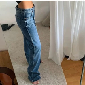 Zara jeans - Säljer dessa assnygga straight midrise jeans från zara. Använa 2-3 gånger och nästan som nya! Strl 38-40 beroende på hur du vill ha dom, frakt tillkommer 💖