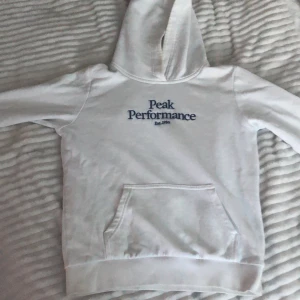 Houdi  - Säljer mig peak performance tröja, använt få tal gånger, säljer på grund av att den börjar bli för liten. Köparen står för frakten 