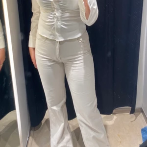 Jeans - Säljer dessa nästintill vita jeansen från zara. De är i storlek 38 och är i full length. Använda fåtal gånger och ser ut som nya. Hör av er vid frågor eller om ni är intresserade 🥰