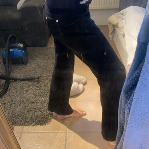 Juicy couture byxor - Svarta fina mjukis byxor från juicy couture i storlek S som ej kommer till användning längre