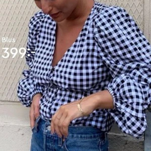 Blus - Säljer denna svart och vita rutiga blusen från Gina tricot. Storlek 36. Som ni ser på bilderna så är det ballongärmar. Använd endast 2 gånger, så är precis som ny. Skriv vid frågor eller om ni är intresserade 💗💗