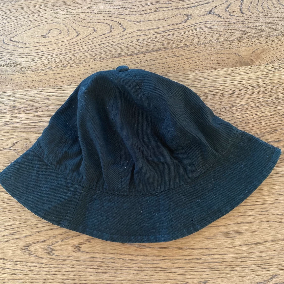 Svart bucket hat - 90