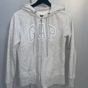 GAP hoodie - Tjocktröja med dragkedja från GAP, storlek XS.  