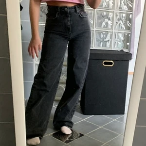 Raka Gina jeans storlek 34 - Raka svarta jeans från Gina tricot i storlek 34. Långa och högmidjade jeans i urtvättad svart färg.