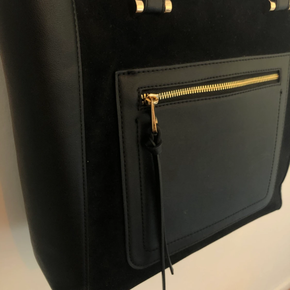 Väska med guld detaljer  - 91