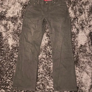 Vintage mörkgrå jeans  - W32/33 L32                                                                                         Bra baggy fit, perfekt färg, säljes då dom inte används längre 
