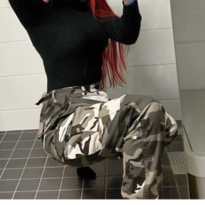 Camo cargopants svartvita - Svart vita cargopants från JUNKYARD, går att justera mått vid midjan, ”spännband” på båda sidorna, raka ben men finns spännen där med ifall man vill ändra. Fickor bak, fram och på låret. Jättebra skick, använt för ett tag sen men hela och tvättade. 400kr INKLUSIVE frakt, köpte för 500-600 för nått år sen.