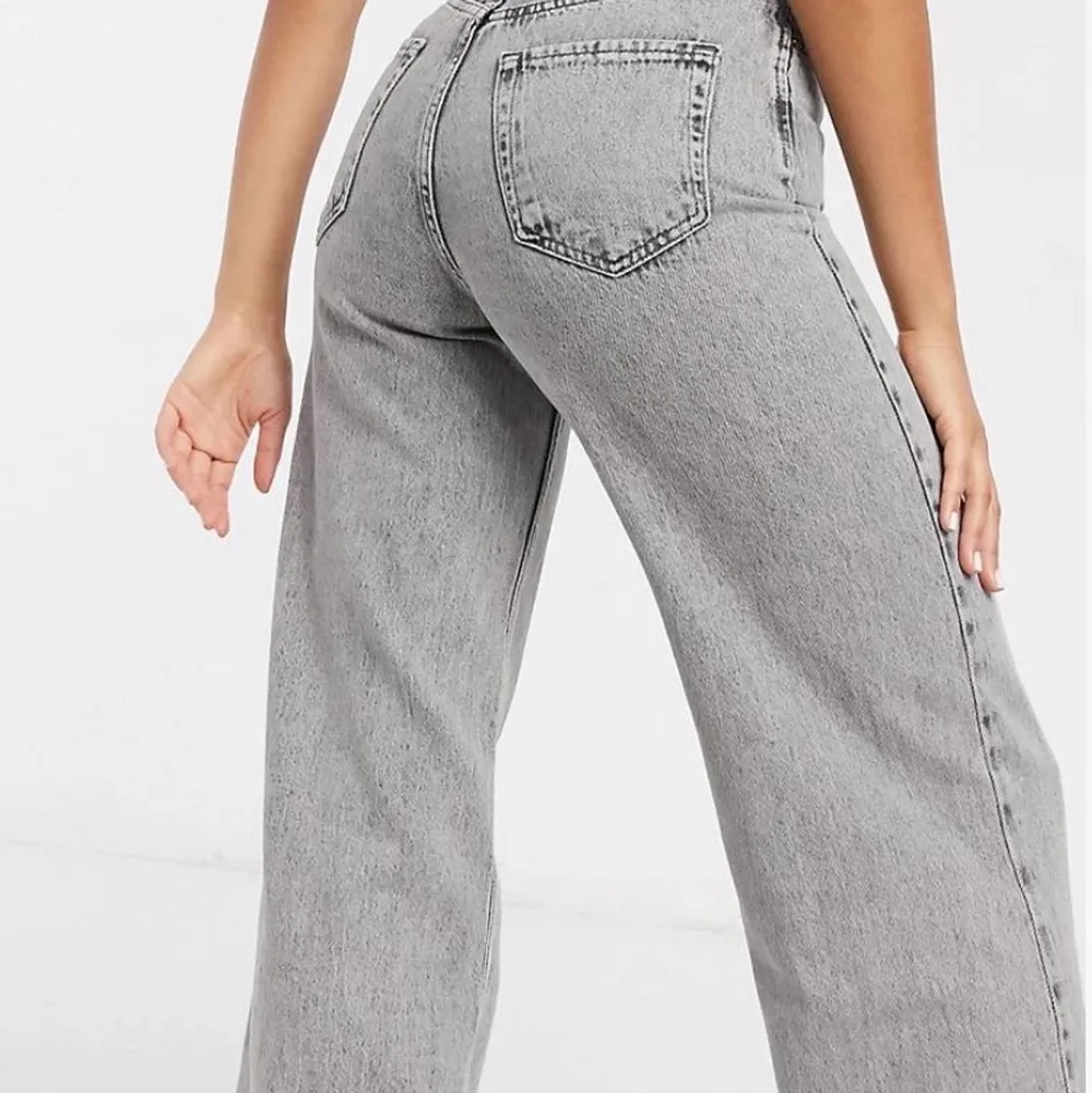 Endast använda 2 gånger så som nya. Gråa, vida jeans från stradivarius i storlek 42 (US10). Normala i storlek.. Jeans & Byxor.