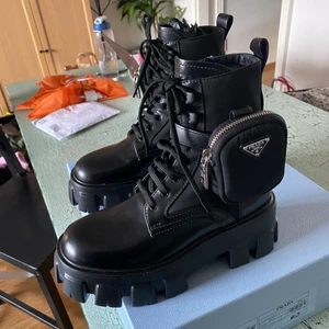 Prada Monolith ankle boots - Pradas utsålda "Monolith leather ankle boots"  Storlek: 36,5 EU Materialen är läder och nylon. Skick: Nya, aldrig använda, endast testade.  Kvitto, kartong och äkthetsintyg ingår.