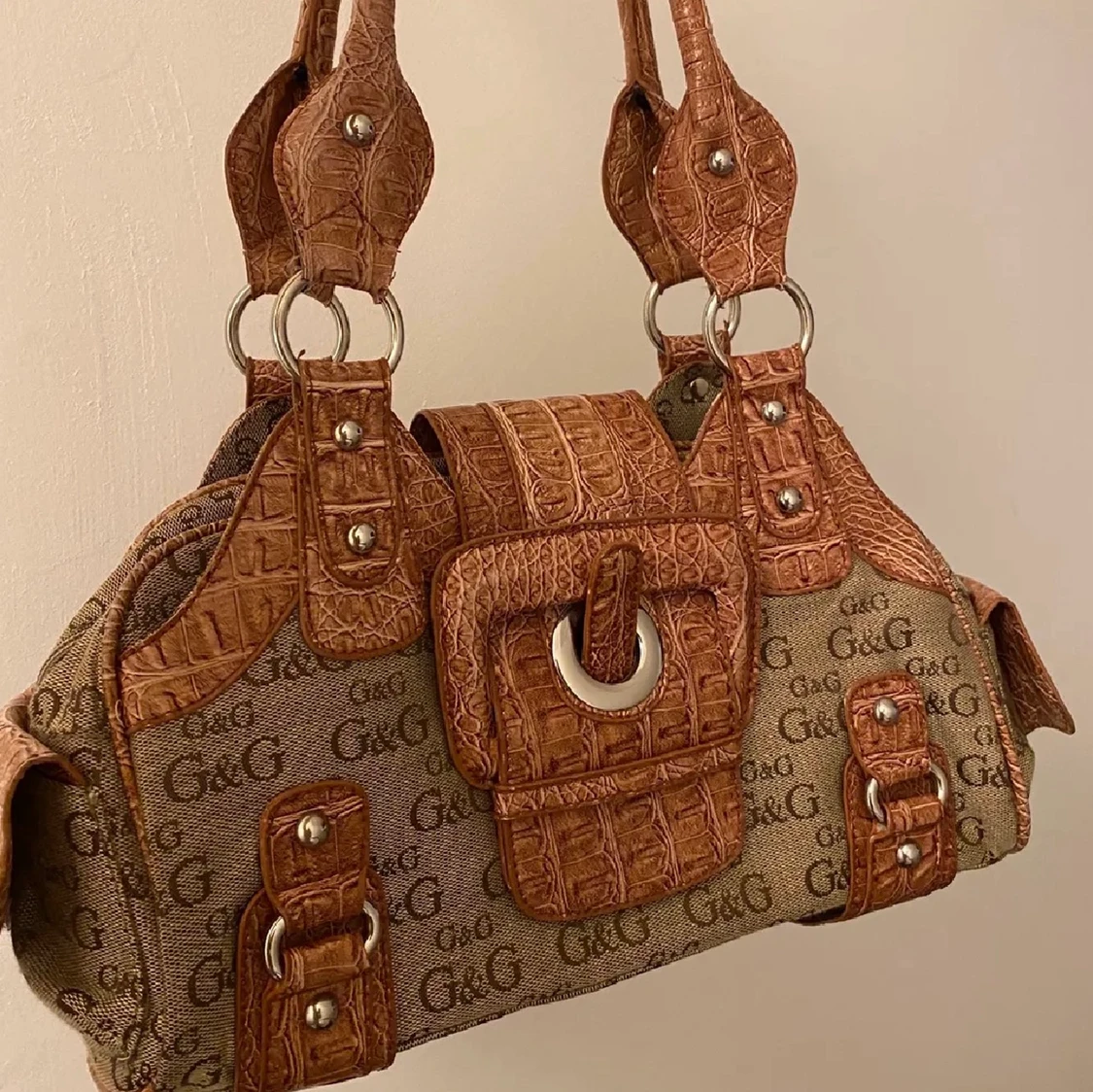 jättesnygg guess väska