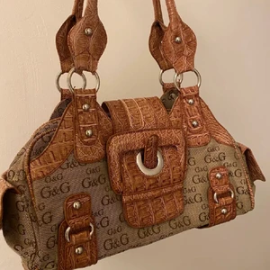 jättesnygg guess väska - Världens snyggaste guess väska💗💗 antagligen fake men den är skit snygg! Ganska stor och är i jättebra skick💓 köptes på plick för nån månad sedan men har använd max 3 gånger! Köparen står för frakten!