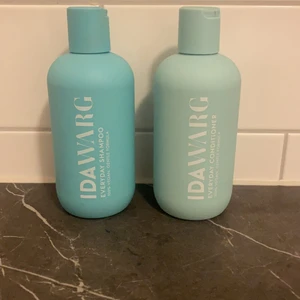 Ida wargs everyday shampoo och balsam - Säljer dessa två nästan helt fulla shampoo och balsam från Ida Warg eftersom jag har överdrivet känslig hårbotten och måste använda speciella shampoon och balsam och hoppas att dom inte behöver slängas då dom nästan e helt fulla! Sälj separat eller som duo💫💓 (köparen står för frakt) 250ml per flaska 