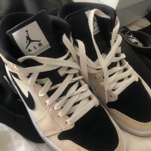Air Jordan 1 mid - Intressekoll på mina nya beigea Jordan Mid (Bareley Orange) pågrund av att den är för små🤎 vid snabb affär kan pris disskuteras. 