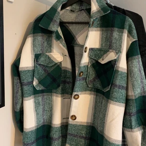 Grön skjortjacka - En av mina favorit plagg som jag nu måste sälja för den är för liten för mig! En superfin grön rutig skjortjacka i storlek s från shein! Använd fåtal gånger så den är i mycket bra skick! Frakt tillkommer på 110kr!