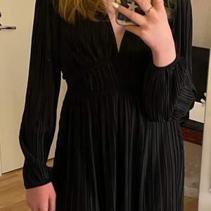 Säljer jätte fin svart klänning från Zara som har varit slutsåld ett tag. Köpte innan rean så för 299kr och säljer därför för 200kr+frakt. Testad två gånger, precis när jag köpt den och sedan nu till bilden. Säljer för att jag inte tycker den passar på mig. På hemsidan heter den ”plisserad klänning”.