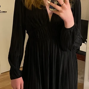 Zara klänning - Säljer jätte fin svart klänning från Zara som har varit slutsåld ett tag. Köpte innan rean så för 299kr och säljer därför för 200kr+frakt. Testad två gånger, precis när jag köpt den och sedan nu till bilden. Säljer för att jag inte tycker den passar på mig. På hemsidan heter den ”plisserad klänning”.