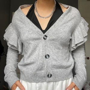 Mjuk kofta - Hej jag säljer nu min jätte mysiga, mjuka och sköna kofta som är grå från HM. Den är tjockare i materialet än vad det ser ut på bilden. Det är storlek XS men skulle kunna passa en M, beror ju på hur man vill ha passform osv. Kontakta för mer info/bilder 😊💖