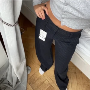 Zara Mid-waist Kostymbyxor - Randiga slutsålda kostymbyxor från Zara. De är mid waist. Aldrig använda då de var för stora. (Två första bilderna är lånade och från hemsidan). Tar ej bud utan det är direktpris