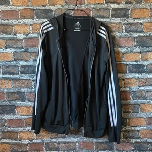 Adidas luvtröja - Dragkedjan är trasig. Några fläckar på ärmarna, kontakta mig för bilder. Annars i fint skick. En lite tunnare variant av luvtröja. Sportig, polyester. För fler bilder eller mått kontakta mig!! Frakten är spårbar med PostNord 📦