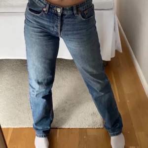 LÅNADE BILDER!! Säljer mina älskade zara jeans eftersom de är för små! Storlek 32 men kan även passa en 34. De är i superfint skick!