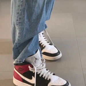Air jordan 1 noble red - Säljer ett par Air jordan 1 Noble red mids då de inte kommer till användning. Skorna är i gott skick utan skador eller liknande. De är i storlek 38,5 men de passar även en 38 :) 