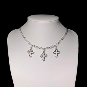 Tripple cross necklace - Simpel gothic design 🖤 GRATIS FRAKT