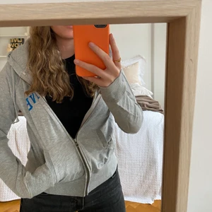 Grå ziphoodie - Grå kofta/ziphoodie från Svea men tryck fram och bak, vet inte storleken men skulle gissa på S. Bra skick, säljer för 50kr