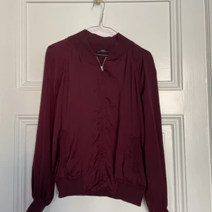 Vinröd tunn jacka Zara  - Vinröd tunn jacka från Zara. Sparsamt använd. M men skulle säga att den passar S 