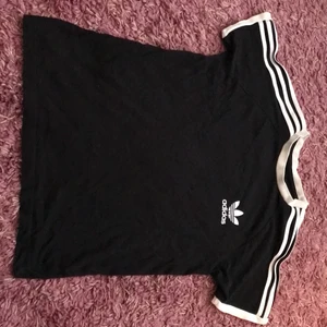 Adidas T-shirt  - Jätte skön adidas T-shirt i skönt material. Köpt för 1 år sen och aldrig använt den max 2 gånger 