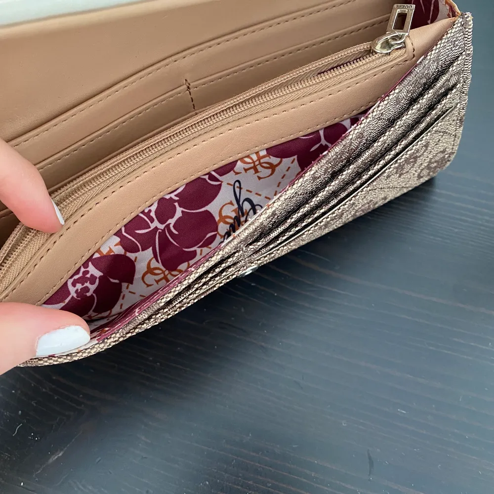 Guess plånbok (äkta), jätte bra skick, köptes förra året, den har jätte bra förvaring för både kontanter och många kort. Övrigt.