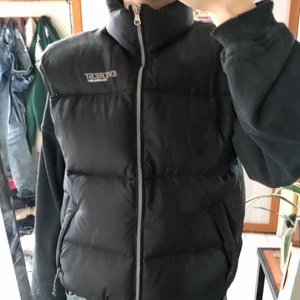 Everest puffer väst strl s - Jätte fin oversized puffer väst från everest. Perfekt nu till våren! Strl S men den är oversized:)