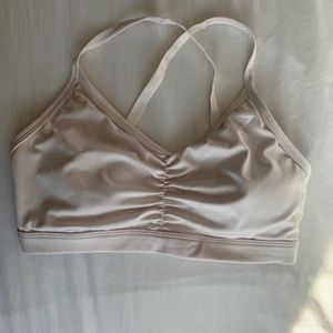 Sport-bh från Gymshark  - Säljer en ljusrosa sport-bh från Gymshark i storlek M. Använd 1-2 gånger 