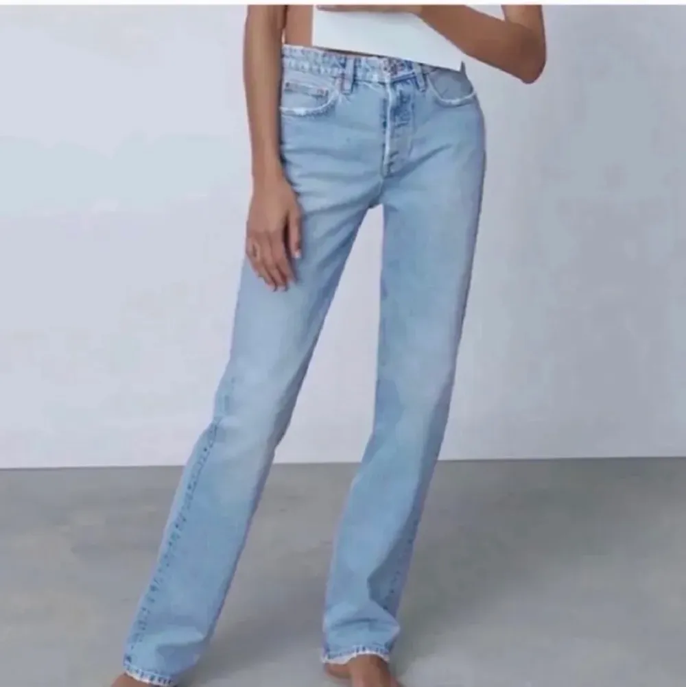 Intressekoll på mina midrise jeans från zara. Dom är i strl 40 men jag som har ca 36 har dom lågmidjat och snyggt oversized. Skriv om du har frågor eller för egna bilder💗💘💓. Jeans & Byxor.