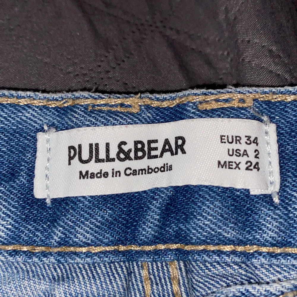 Ett par blåa Pull&bear jeans . Jeans & Byxor.