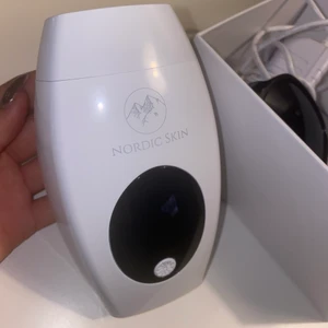 Hårborttagnings maskin  - Säljer denna lasermaskin som tar bort ditt hår över heeela kroppen! Jag har inte använt den, fick den i julklapp men den har aldrig kommit till användning. På deras hemsida sägs den vara helt smärtfri och håret försvinner permanent! Nypris är 2499 men jag säljer för 500kr men pris går att diskutera!! 🤯😍😍 