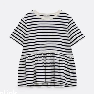 Randig topp zara - Säljer denna randiga toppen med en volang från zara. Säljer då den inte kommer till användning. 💕 storlek S. Köparen står för frakten 66kr (spårbarfrakt) lagt bud är lagt