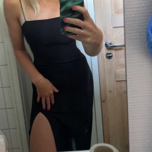 Svart tight klänning - Snygg svart klänning från zara som tyvärr inte kommer till användning! Använd 2 ggr🤩 