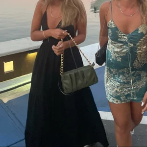 Maxiklänning - Svart maxiklänning från bershka köpt i somras och använd 2 gånger så den är i jättefint skick.