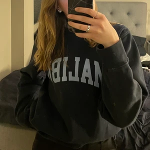 Sweatshirt  - Säljer en jättefin mörkblå tröja från Brandy Melville i stl S/M. Tröjan är i nyskick och knappt använd. Säljer för 100kr+frakt!!🤍🤍