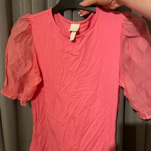 rosa topp med fina ärmar - cute topp, säljer då det inte riktigt är min stil💓 använd en gång ungefär, strl s. frakt tillkommer!!!