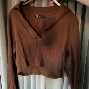brun tröja från hm - ganska nyköpt tröja från zara, nästan inte använd🤎 frakt tillkommer!!!