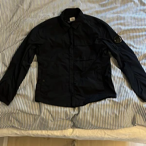 CP company jacka. - Svart cp company jacka. Barn jacka 9-10 år. Tyvärr inget kvitto men QR kod och lapp finns i. Bra skick 8/10. Ny pris 1700kr😃