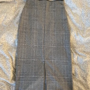 Rutiga kjol  - Söt kjol med slits. Oanvänd prislapp kvar! Orginal pris 149kr 