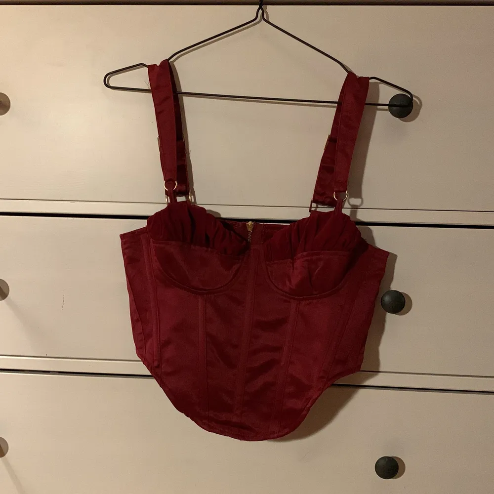 En jättevacker vinröd korsettopp från Missguided i strl 34, perfekt till sommaren och till fest!! Det är bara att skriva för frågor eller fler bilder. Endast provad, lappen är kvar!❤️🍷❤️. Toppar.