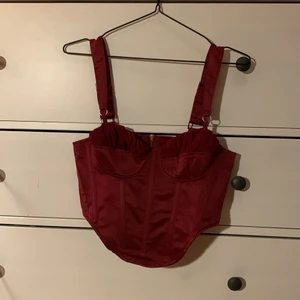 Vinröd korsettopp  - En jättevacker vinröd korsettopp från Missguided i strl 34, perfekt till sommaren och till fest!! Det är bara att skriva för frågor eller fler bilder. Endast provad, lappen är kvar!❤️🍷❤️